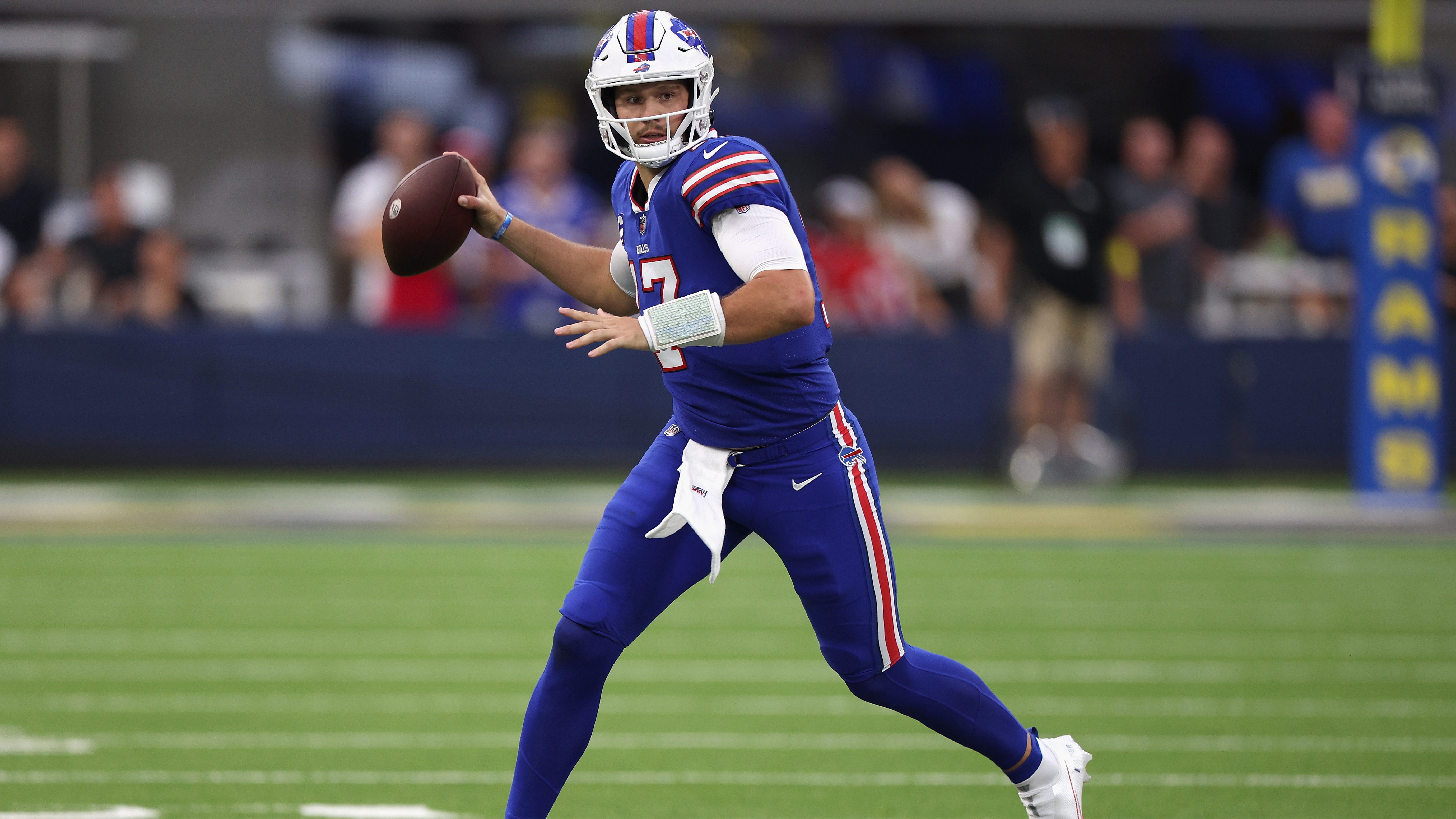 Josh Allen's father sings national anthem at Wyoming football game