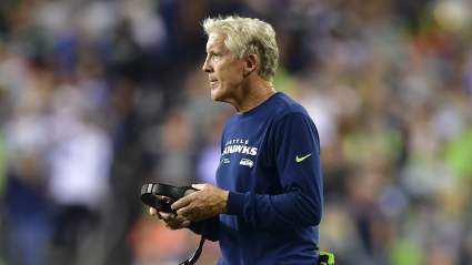 Seahawks Superstar Suffers Torn Quad vs. Broncos: Report