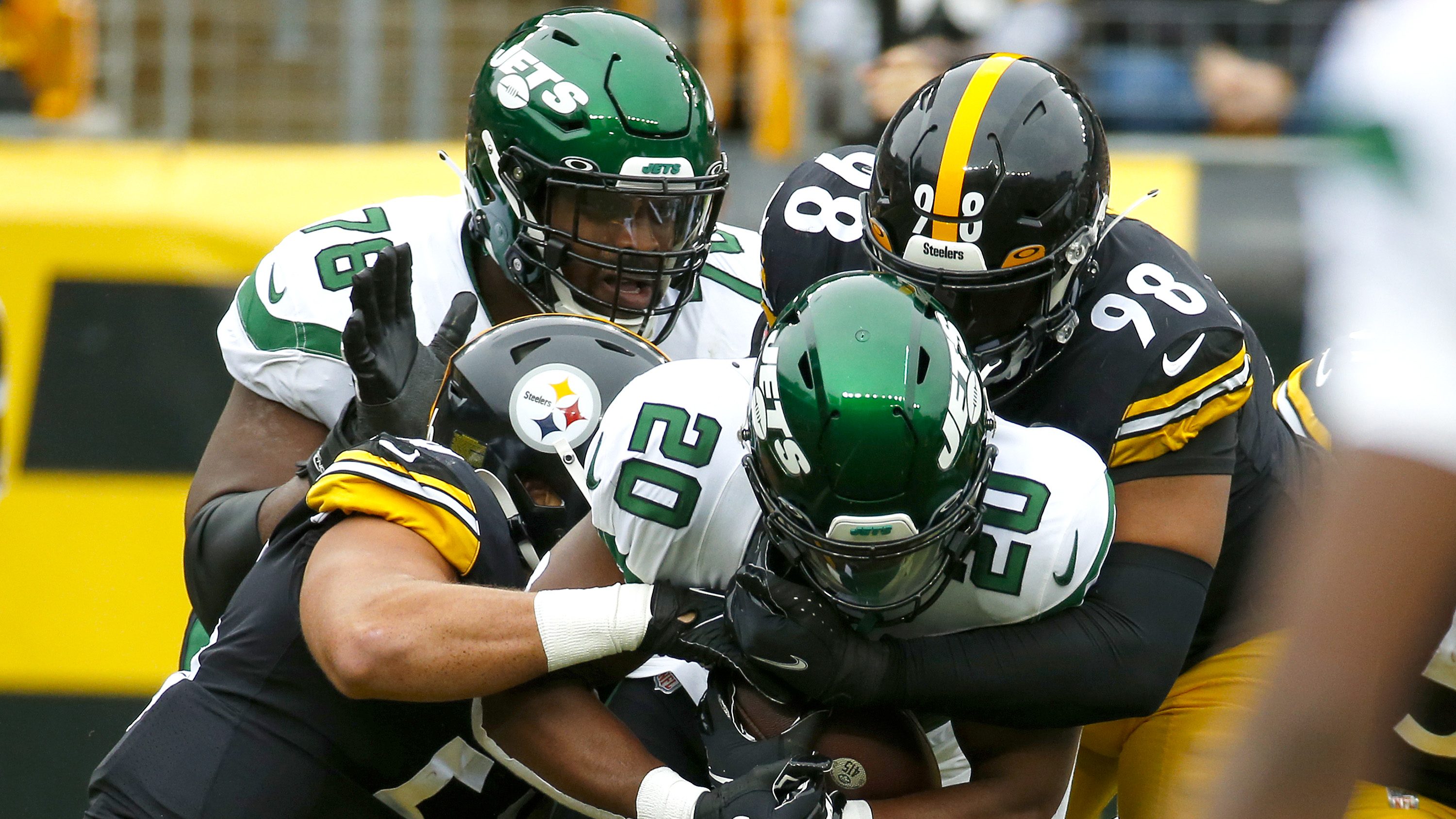 Jets steal momentum late, beat Steelers