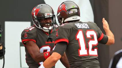Ex-Bucs WR Antonio Brown Reveals Strong Text From Tom Brady