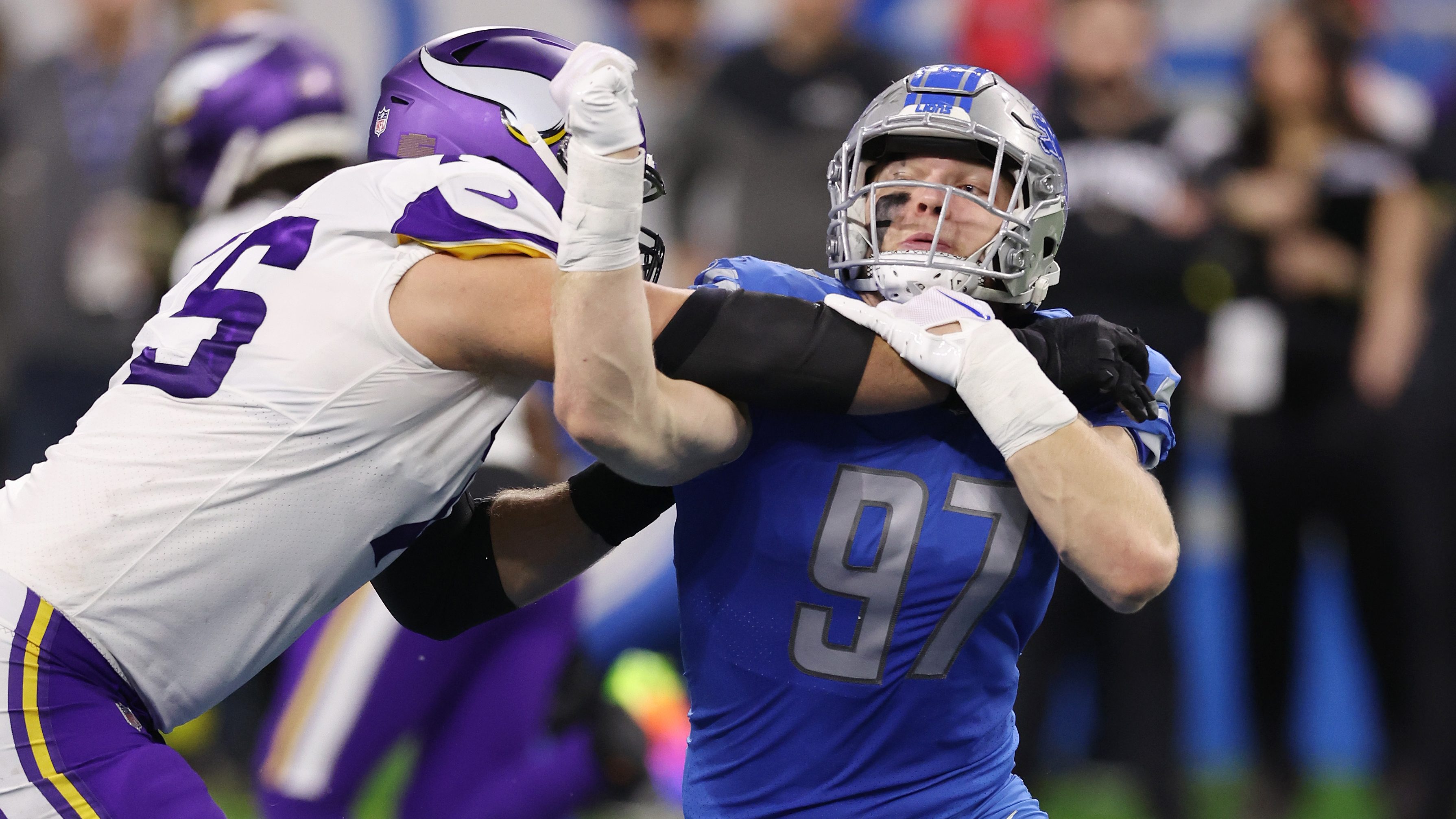 Lions' Aidan Hutchinson Pressuring QB Despite Double Teams