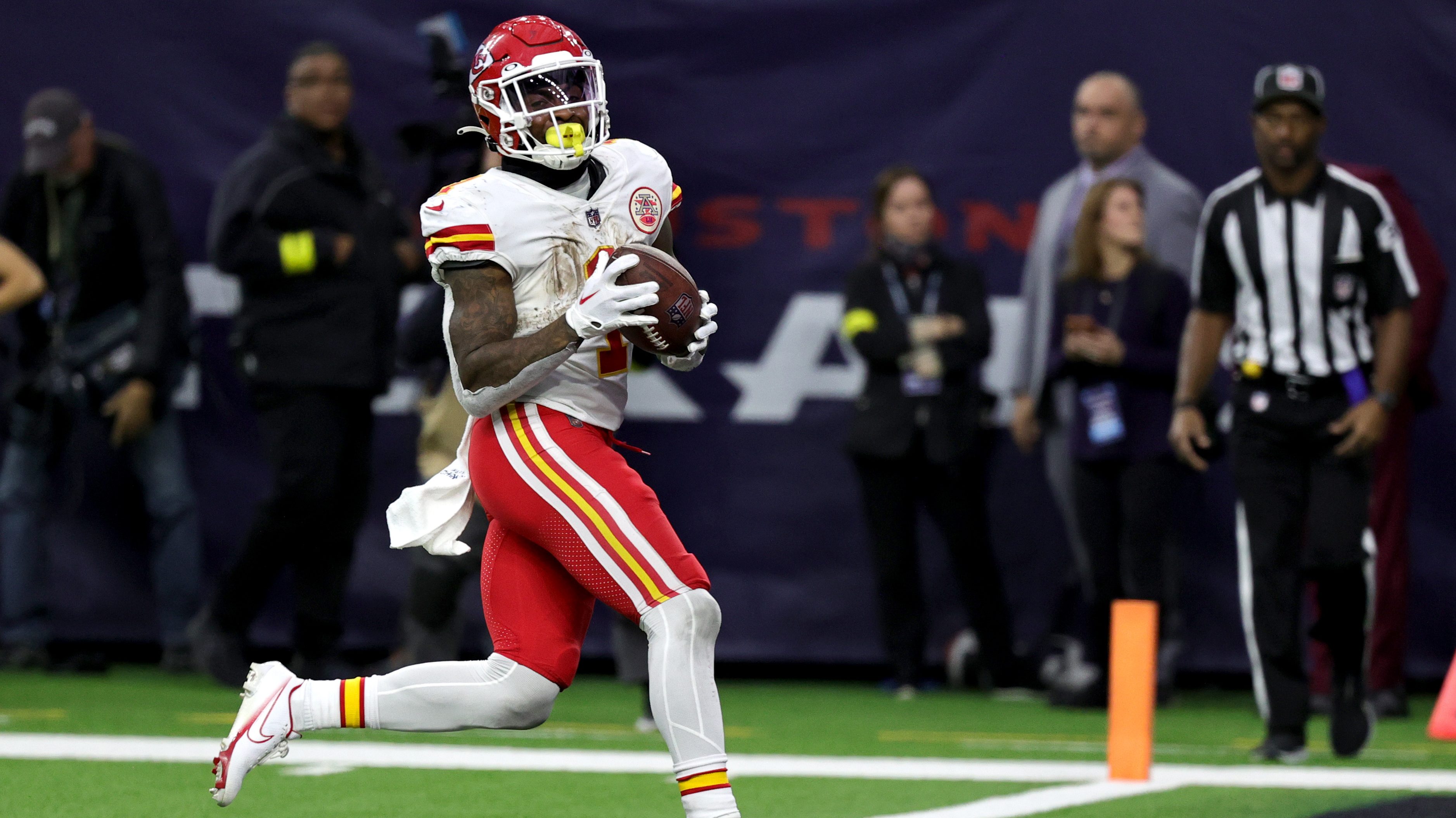 Houston, USA. 18th Dec, 2022. Kansas City Chiefs JERICK MCKINNON (1) runs  for a touchdown in the first half during the game between the Kansas City  Chiefs and the Houston Texans in