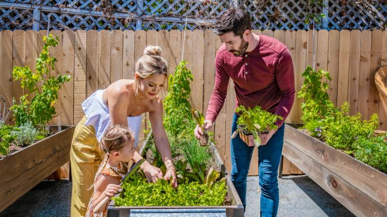 Kate Hudson and her daughter Rani garden with Drew Scott.