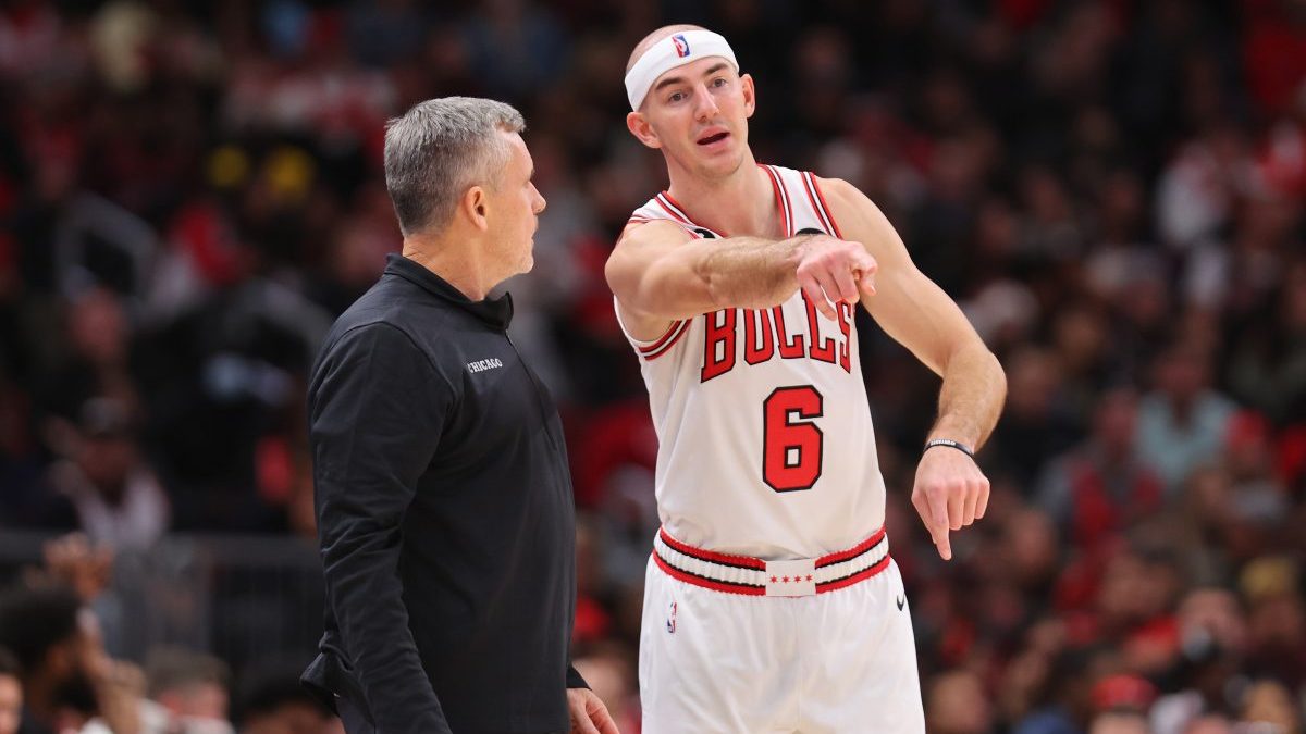 CHICAGO, IL - APRIL 24: Chicago Bulls guard Alex Caruso (6) posts