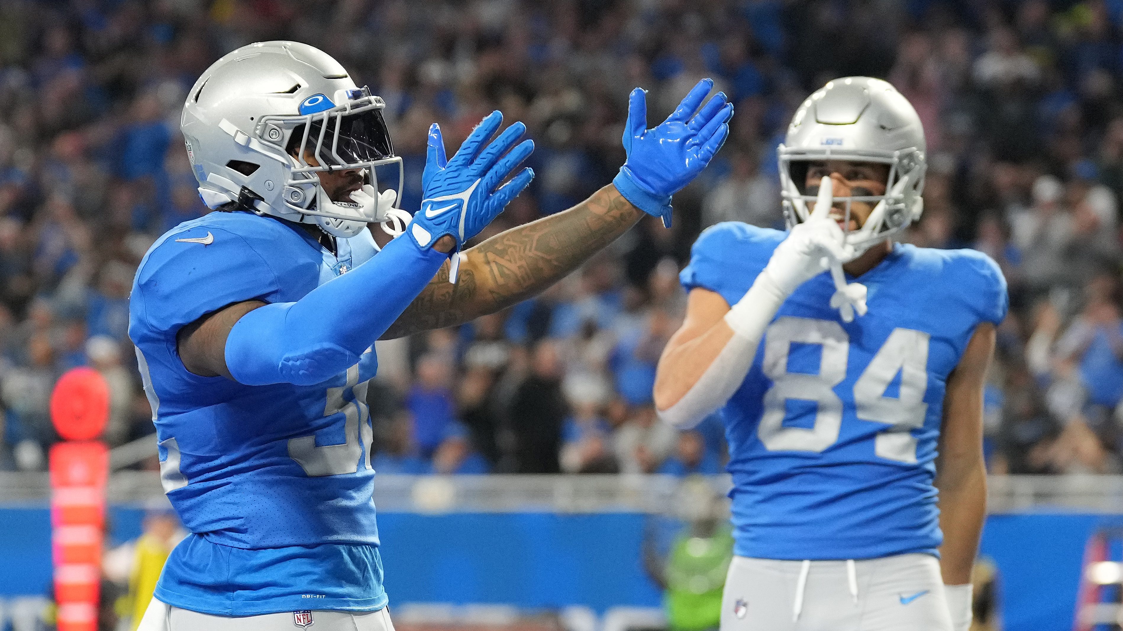 Detroit Lions running back D'Andre Swift (32) warms up against Chicago Bears  during an NFL foot …