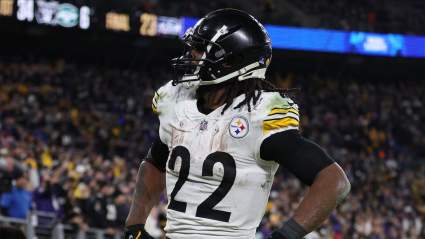 Steelers RB Najee Harris Snatches Mic From Reporter in Postgame Interview