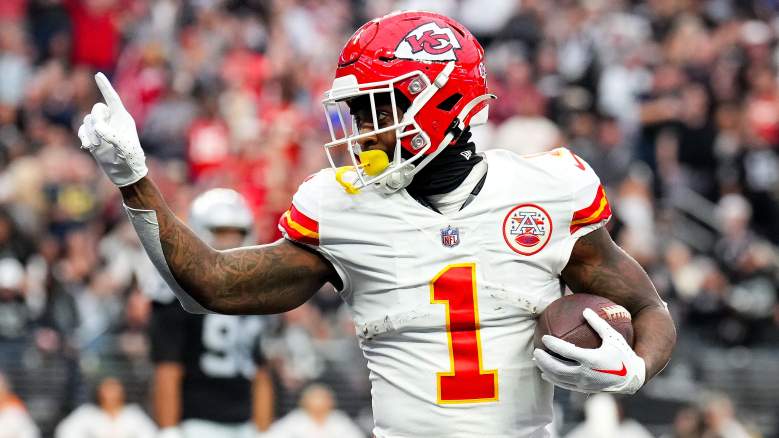 Chiefs run unconventional huddle against Raiders