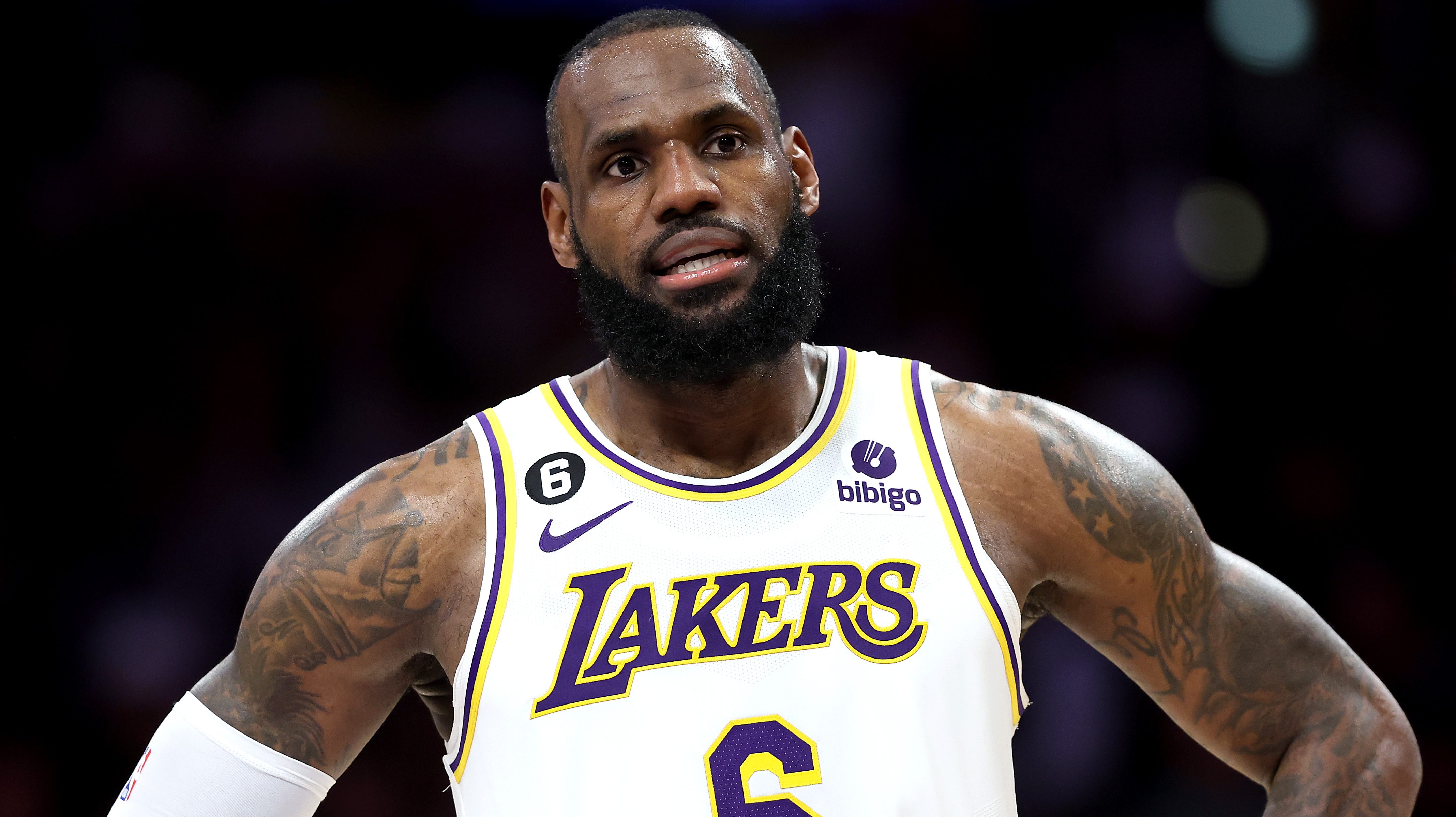 Lakers Star LeBron James Storms Off Court After Loss to Sixers