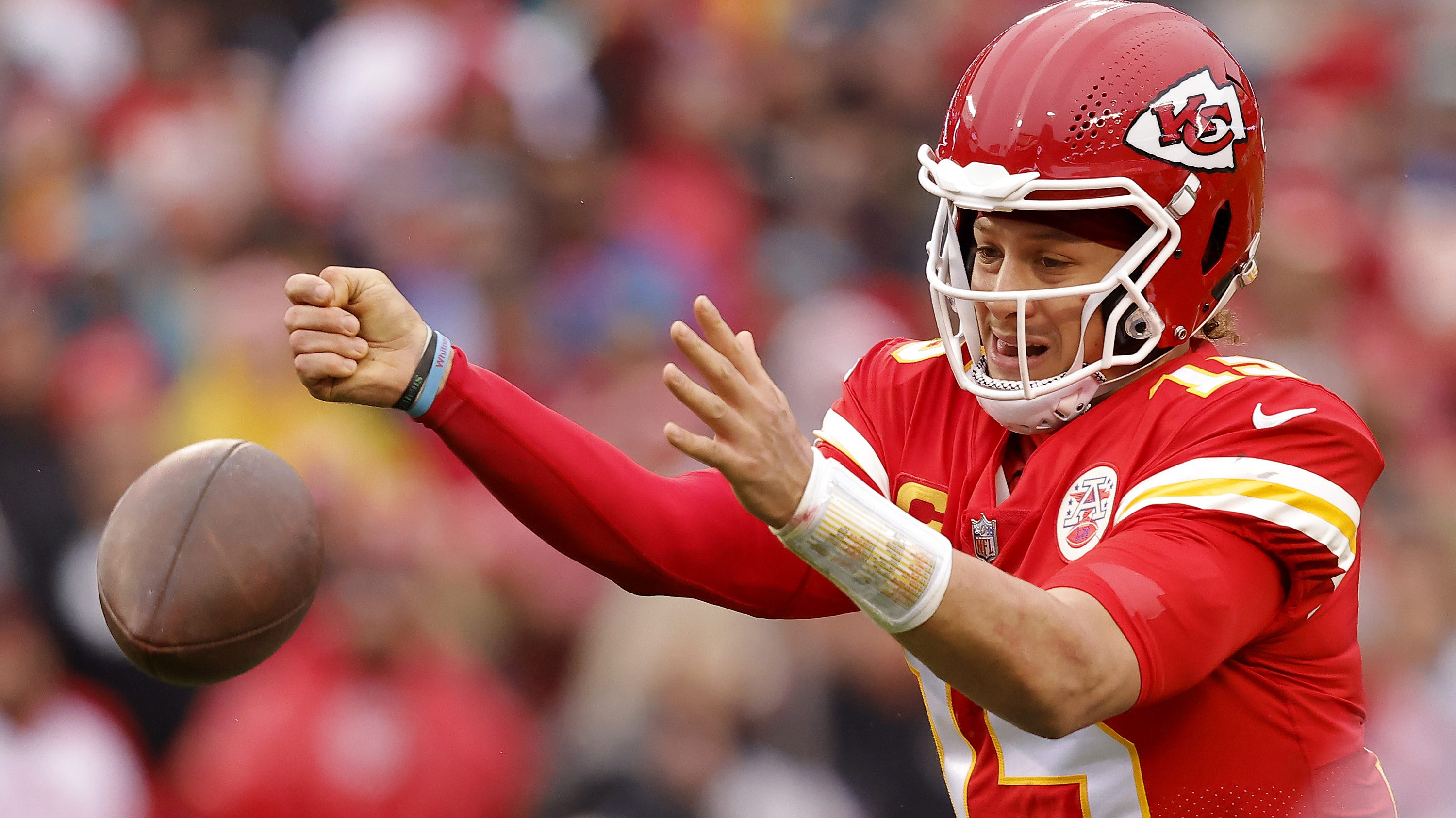 Chiefs' Mahomes hurts ankle, questionable to return vs. Jags