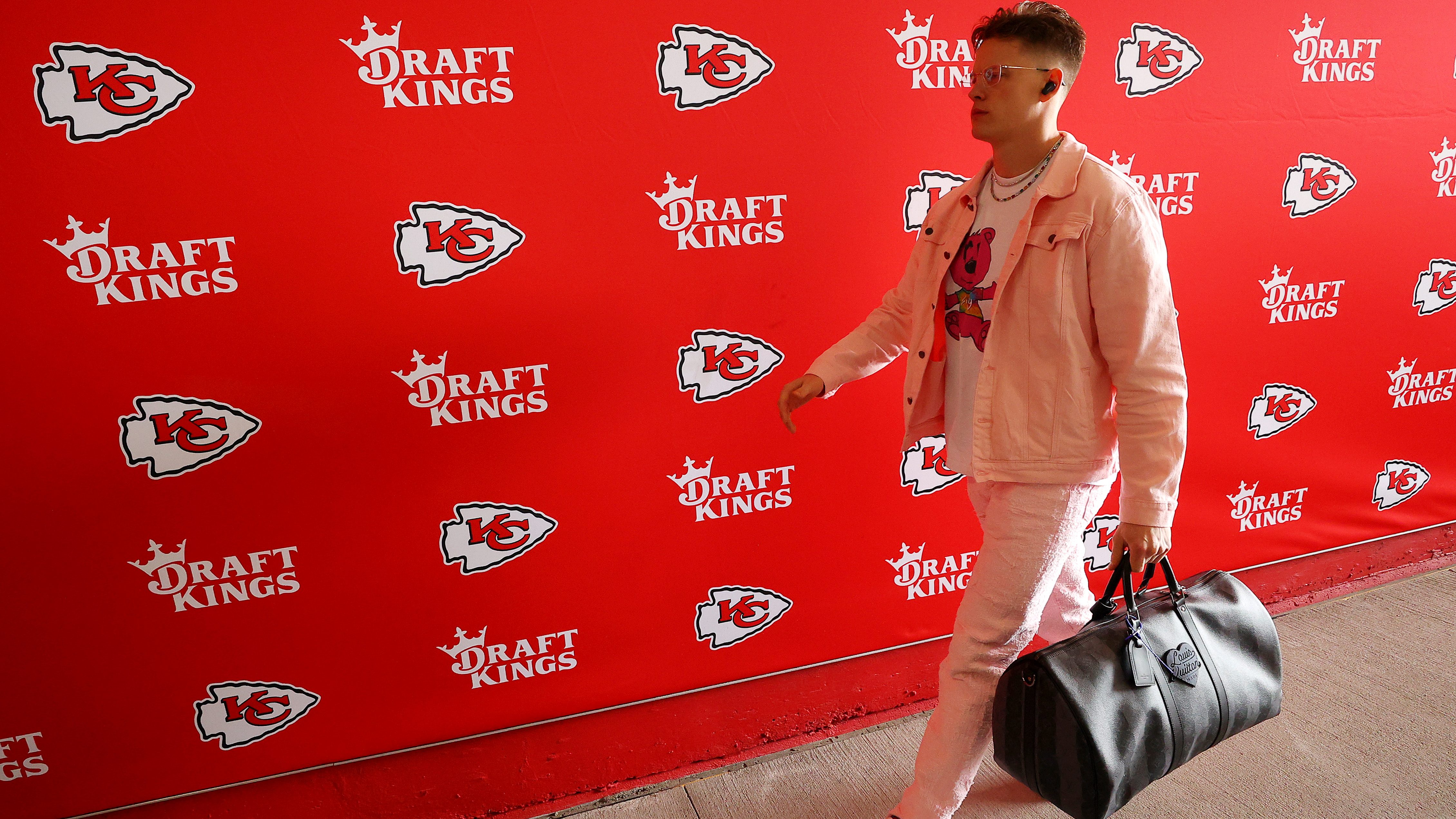 Fans React to Chiefs TE Travis Kelce's Pregame Outfit vs. Cowboys [LOOK]