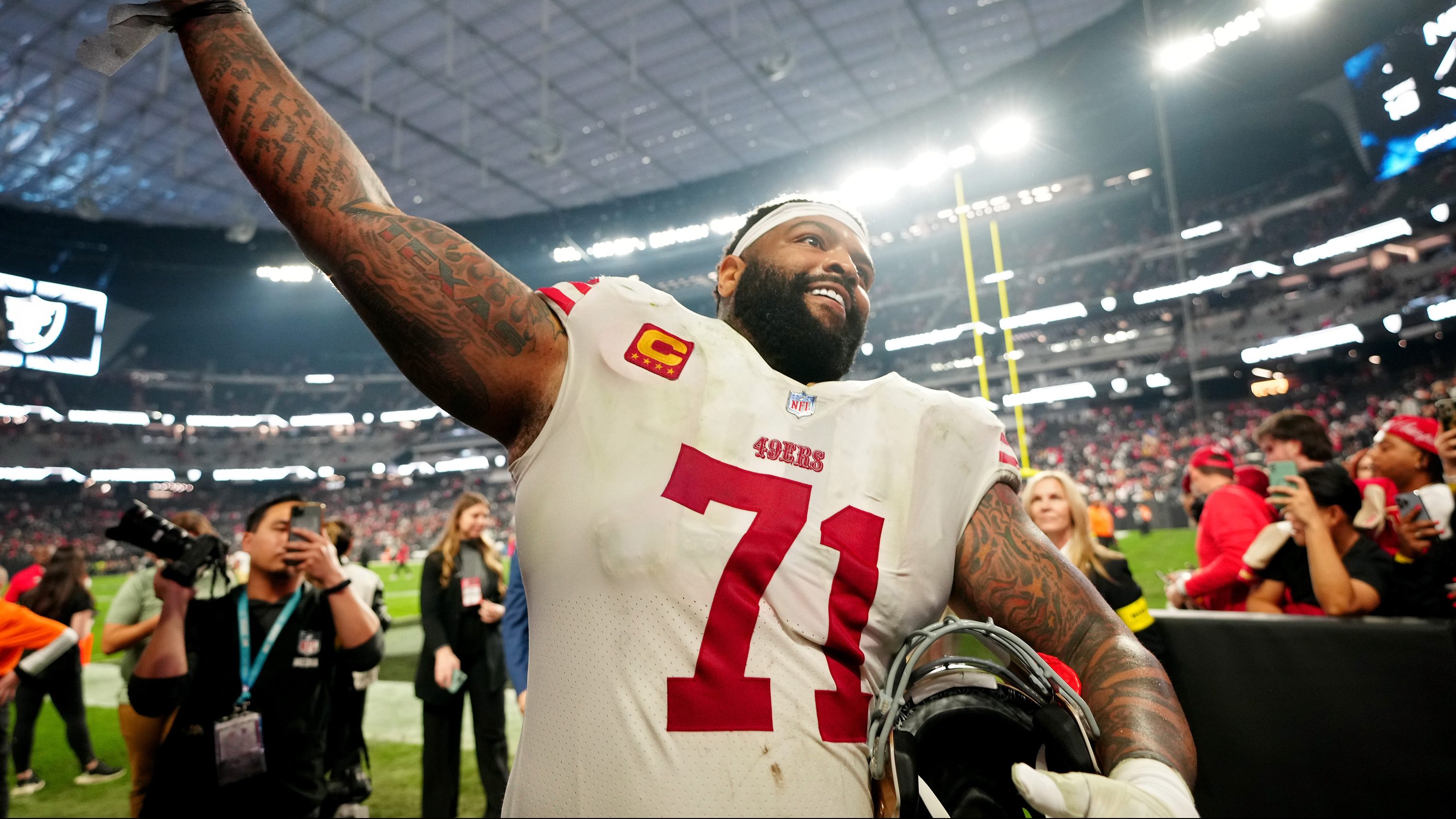 San Francisco 49ers: Trent Williams Takes Shot At Eagles Fans