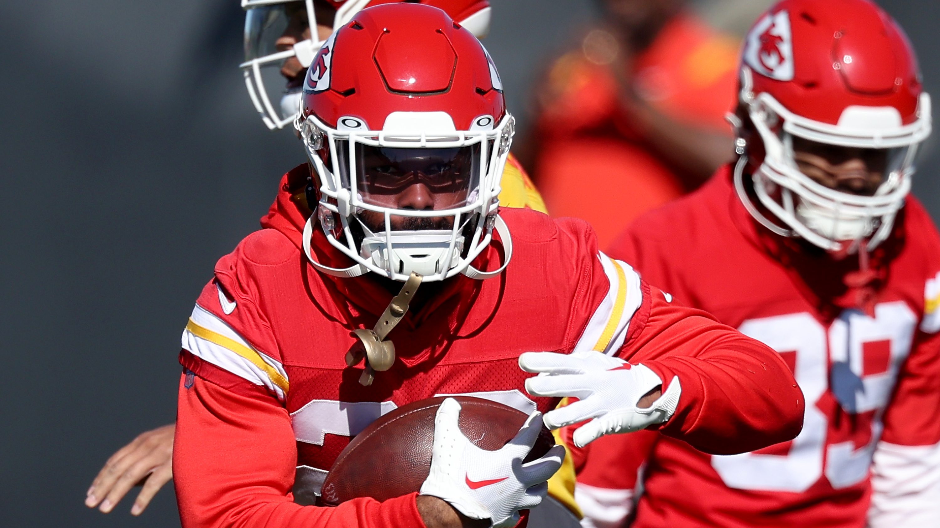 Chiefs' Edwards-Helaire on IR; Smith-Schuster back to practice