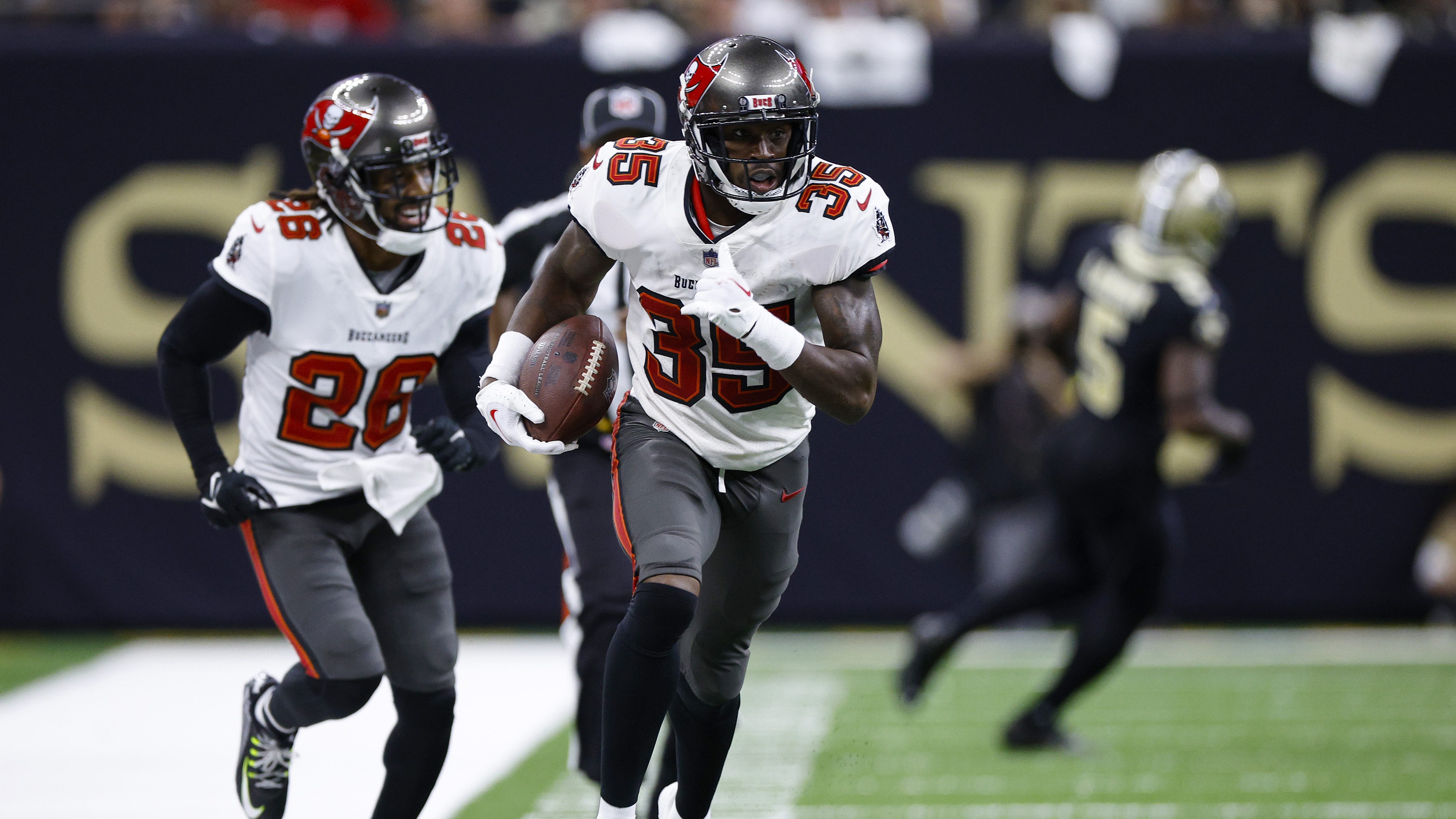 Report: Vikings target Jamel Dean re-signs with Tampa Bay Buccaneers