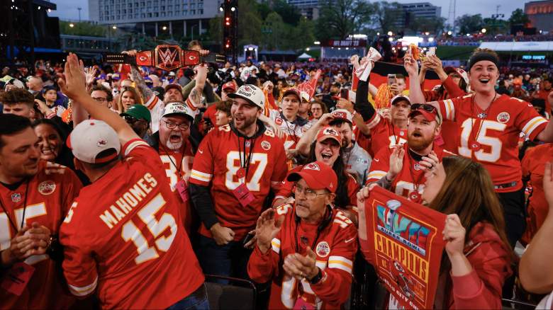 Chiefs News: Fans Wears Epic Kelce Brothers T-Shirt [LOOK]