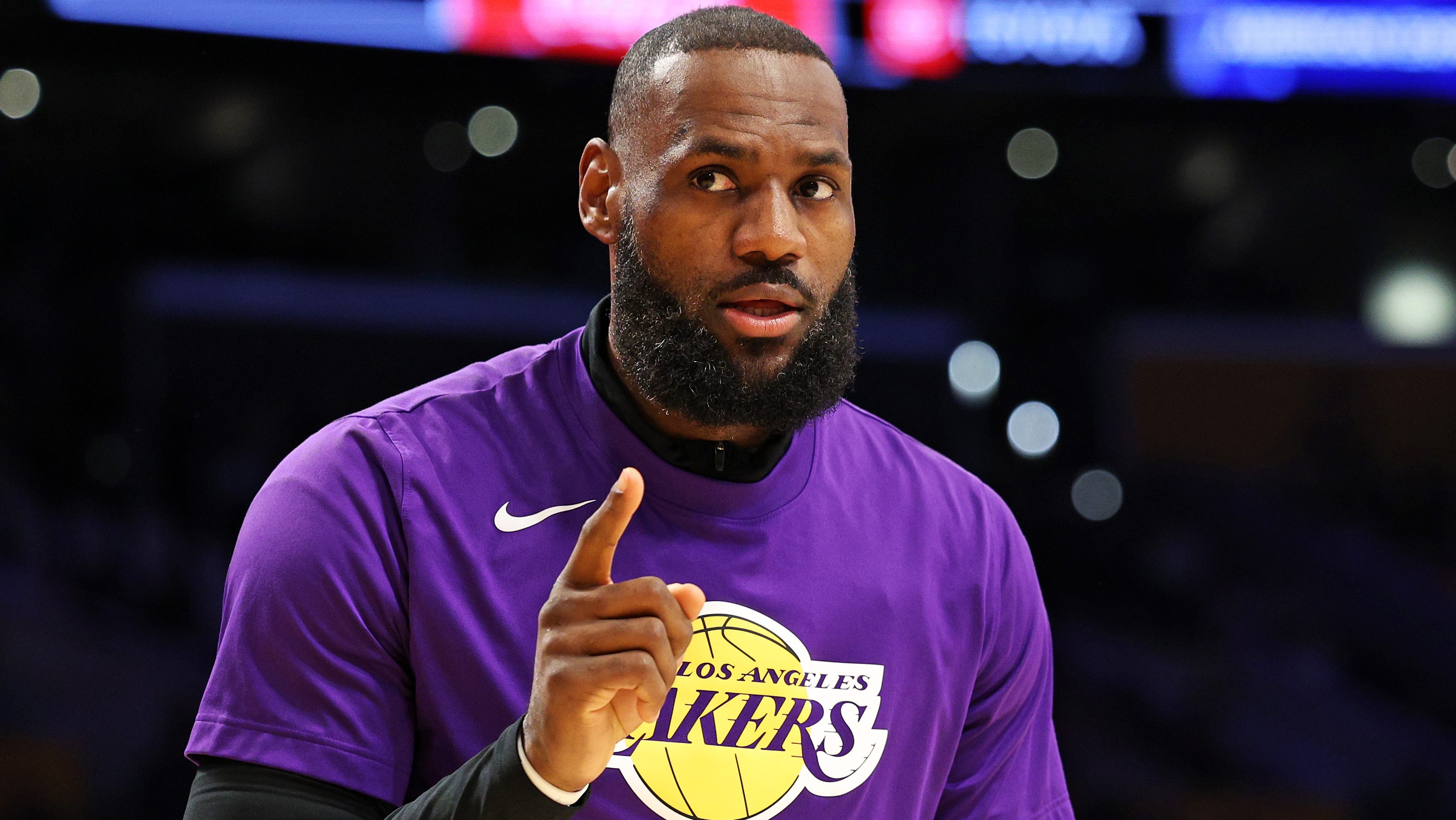 LeBron James returns to TD Garden in purple and gold alongside