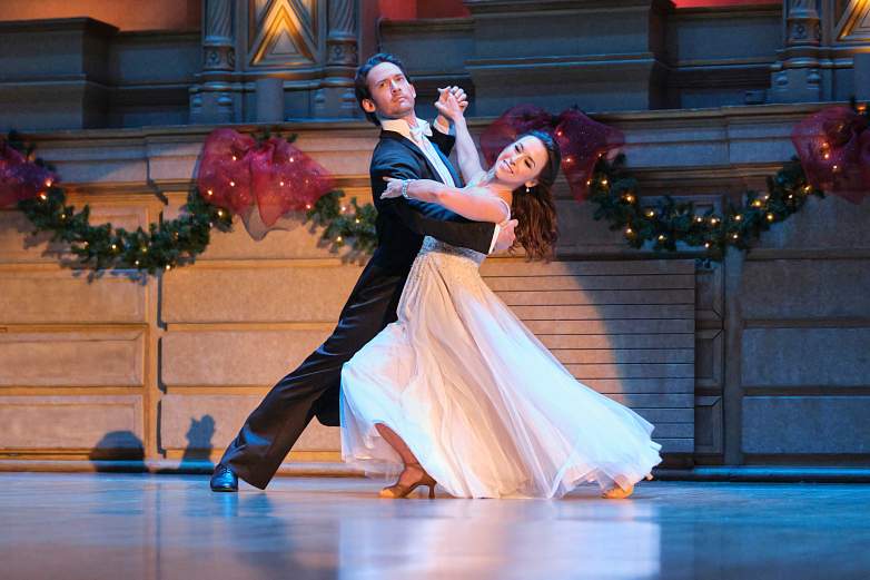 Will Kemp and Lacey Chabert in "Christmas Waltz"