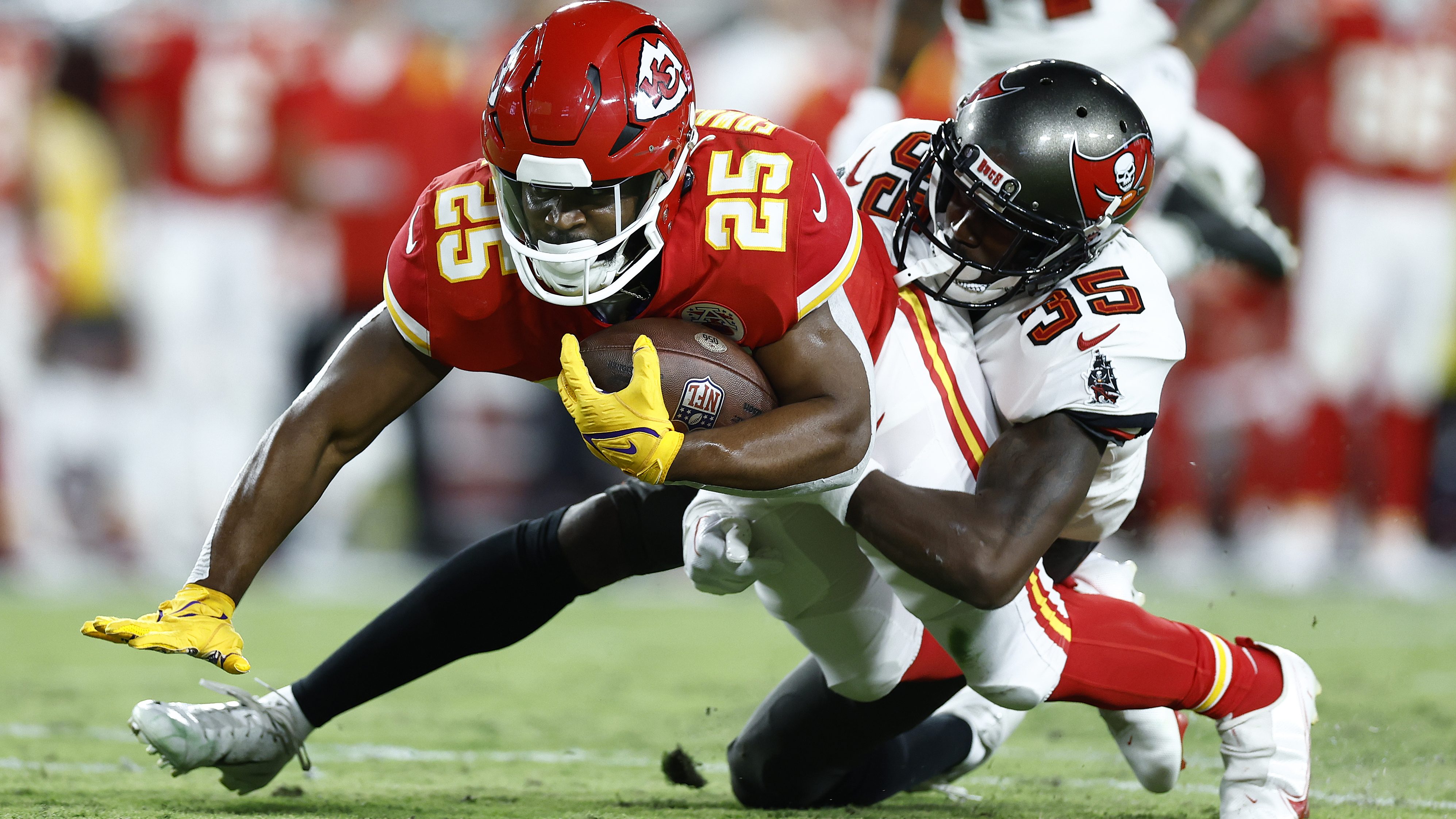 Chiefs re-sign Jerick McKinnon; decline 5th year option on Clyde