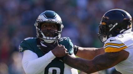 Free Agent Pitch Reunites Bears With Record-Setting Edge Rusher