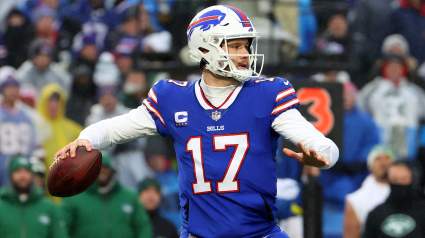 Josh Allen’s Teammate Comments on Bills QB Dating Hailee Steinfeld