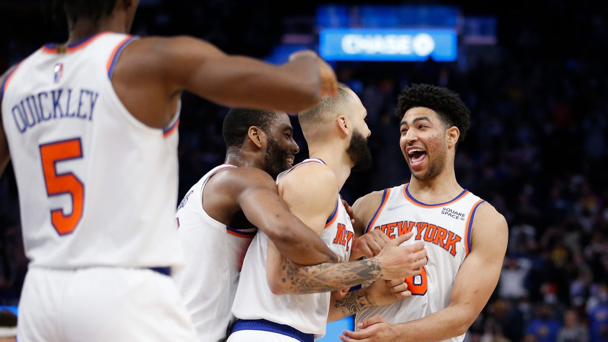 As Knicks Comfort Teammate, They Grow Closer - The New York Times