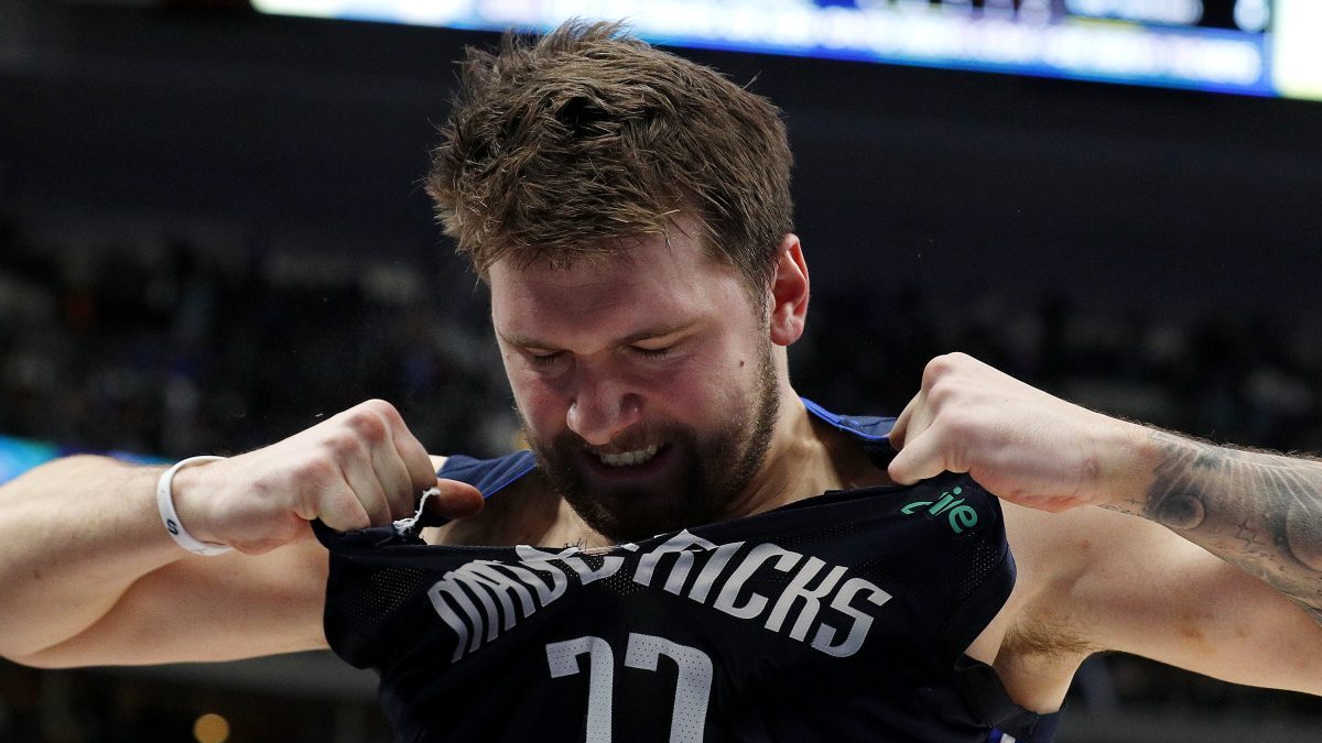 Mavericks Star Luka Doncic Suffers Apparent Knee Injury