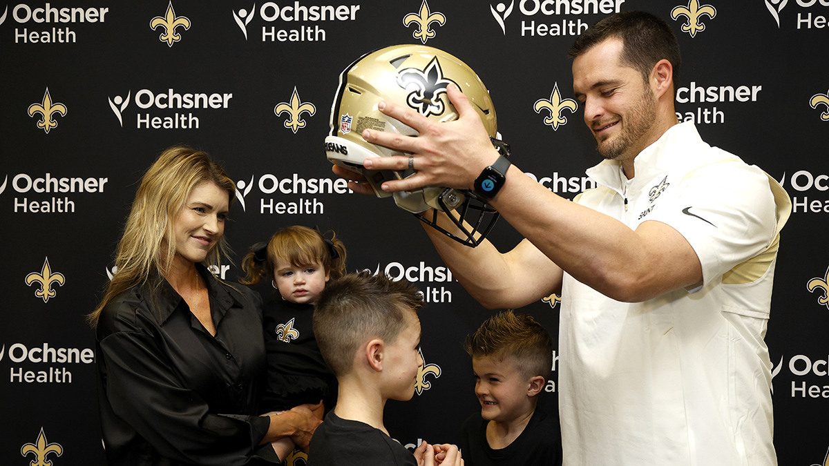 Derek Carr's Daughter Gave Raiders Shoutout at Saints Practice