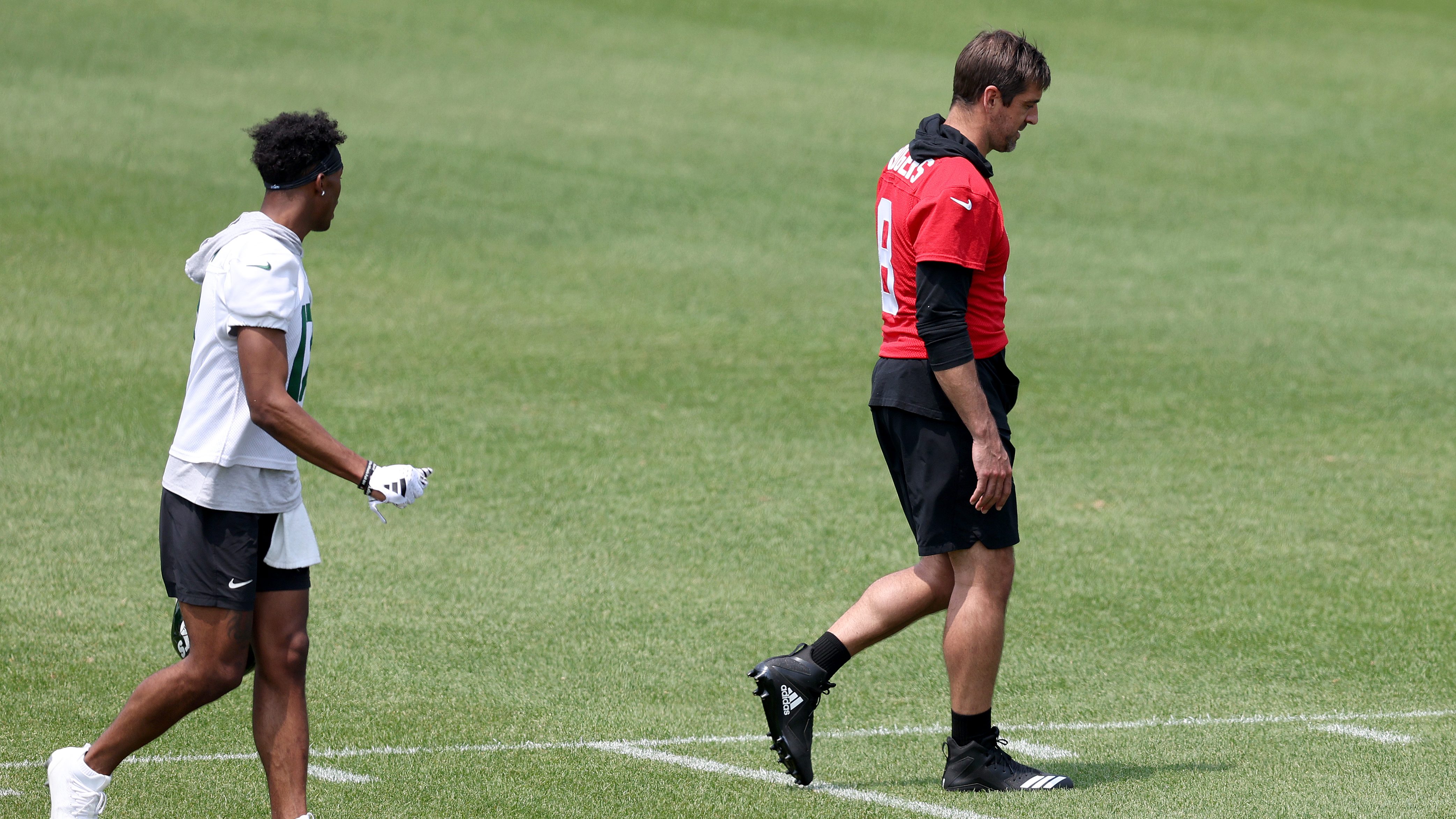 Aaron Rodgers Fires Pass to Garrett Wilson in Viral Jets Practice Highlight  