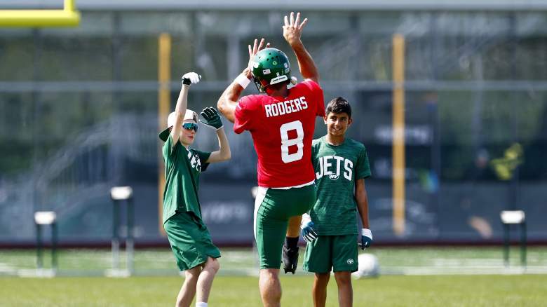 Aaron Rodgers takes pay cut in new Jets deal - The Boston Globe