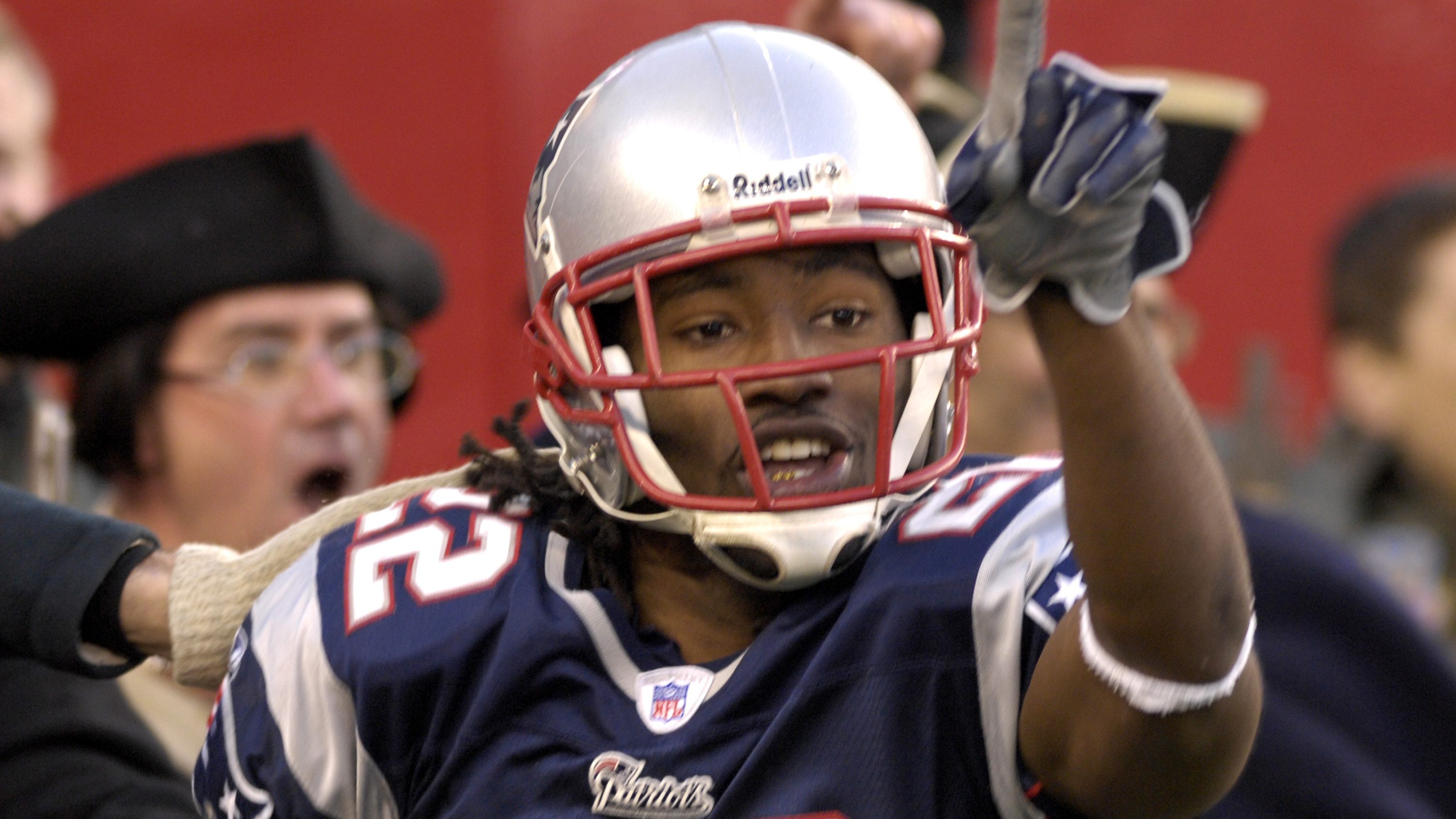 Photo: New York Jets Darrelle Revis watches New England Patriots