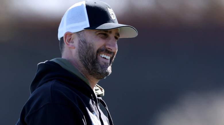 Philadelphia Eagles head coach Nick Siriani shakes hands with News Photo  - Getty Images