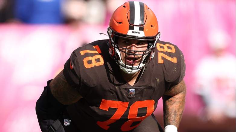 Browns tackle Jack Conklin was carted off the field against the Bengals.