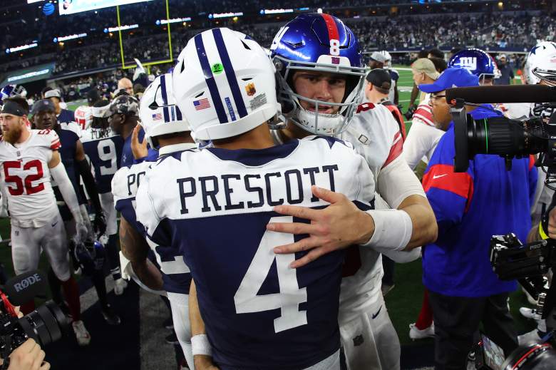 Michael Strahan of the New York Giants celebrates after his team News  Photo - Getty Images