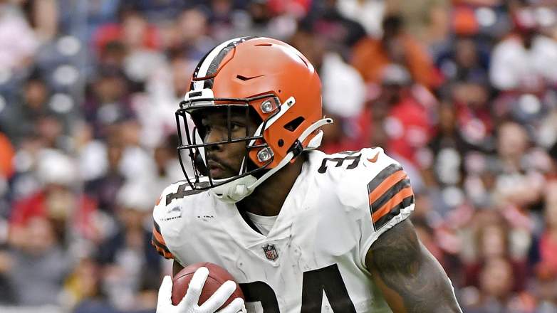 Browns reunite with running back Hunt after Chubb's season-ending injury