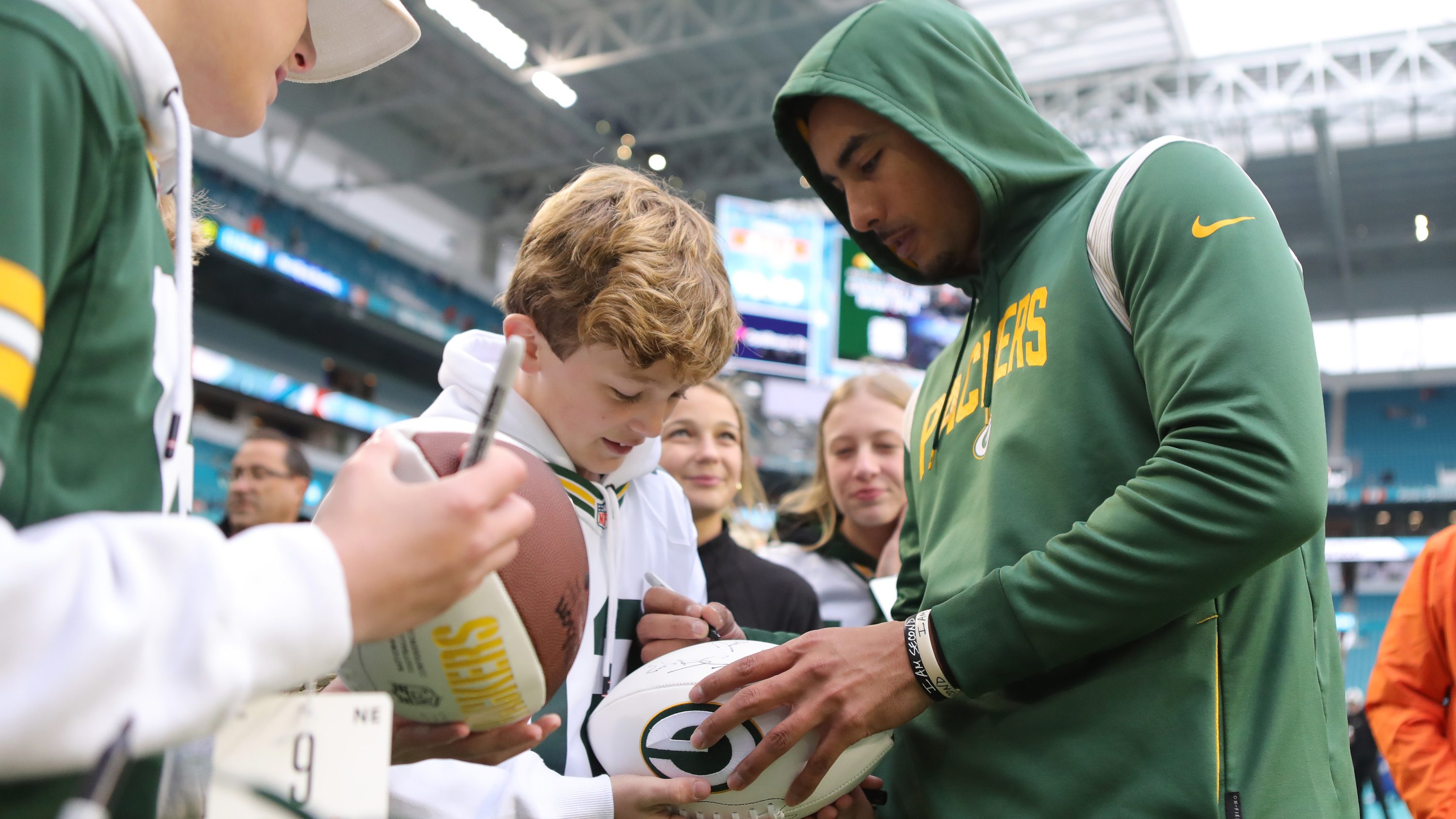 Every Packers fan needs this amazing Starter jacket