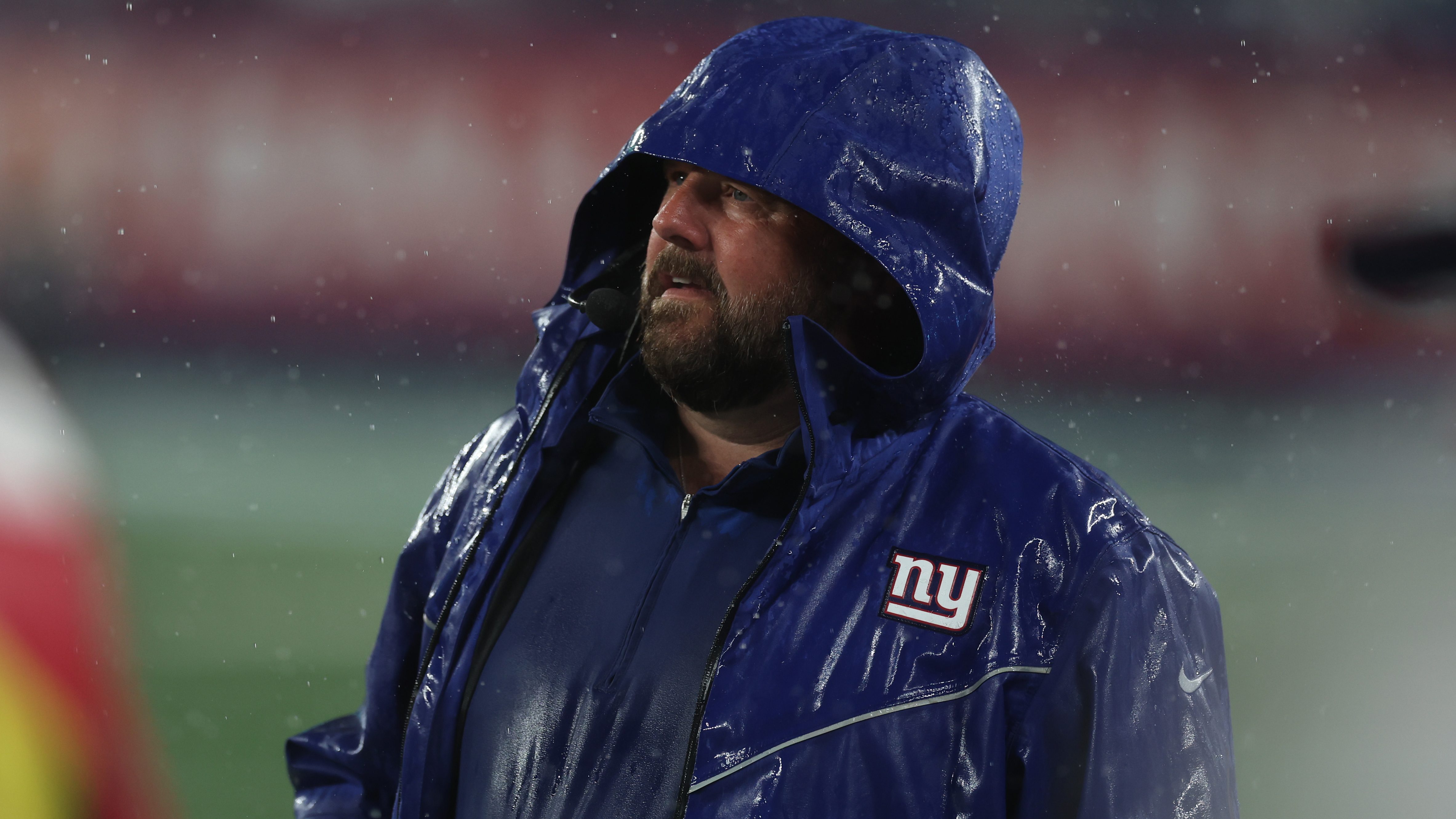 New York Giants coach loses his cool and throws headset after controversial  call - Mirror Online