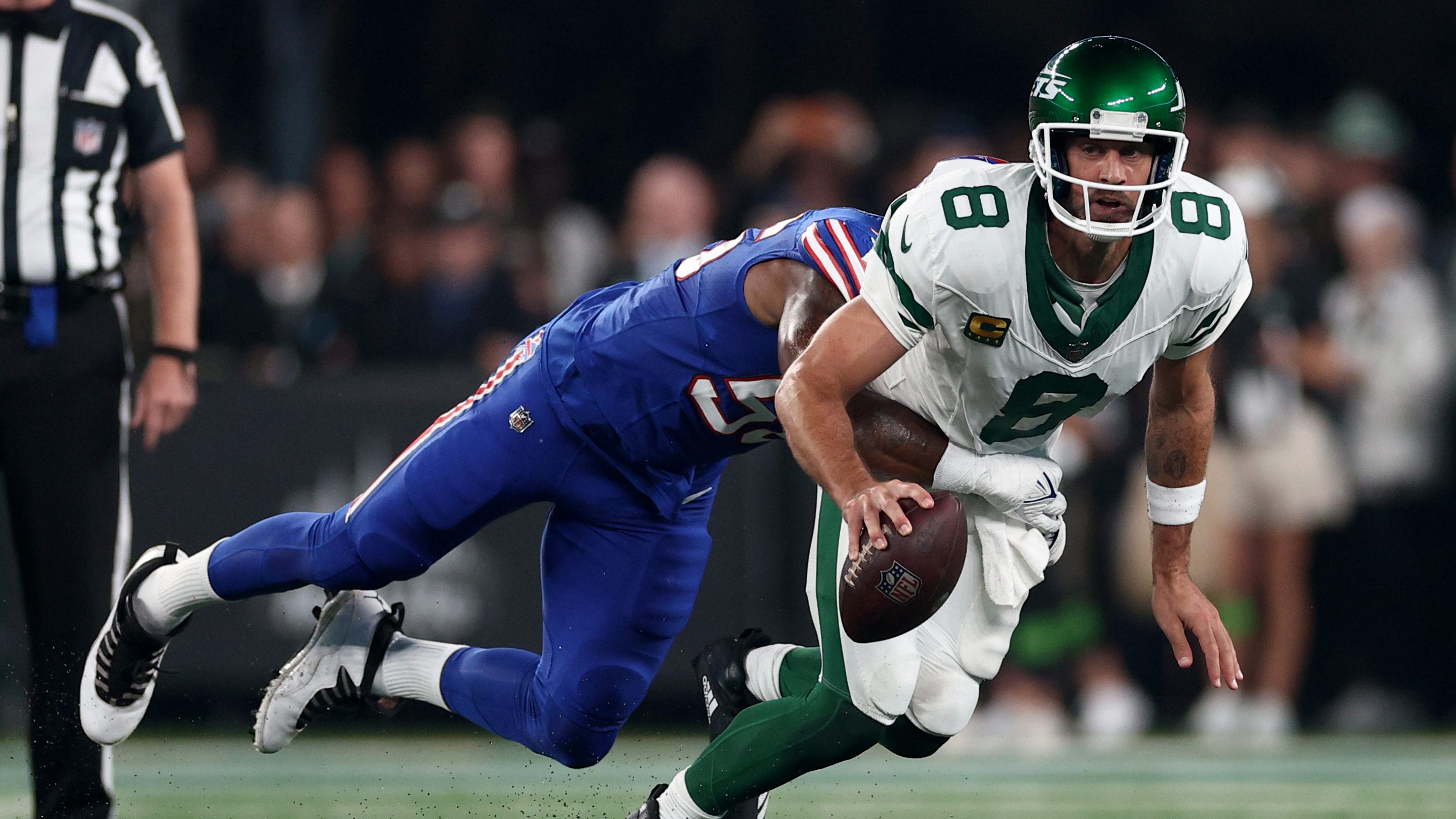 First look at Aaron Rodgers in his Jets uniform ✈️ (