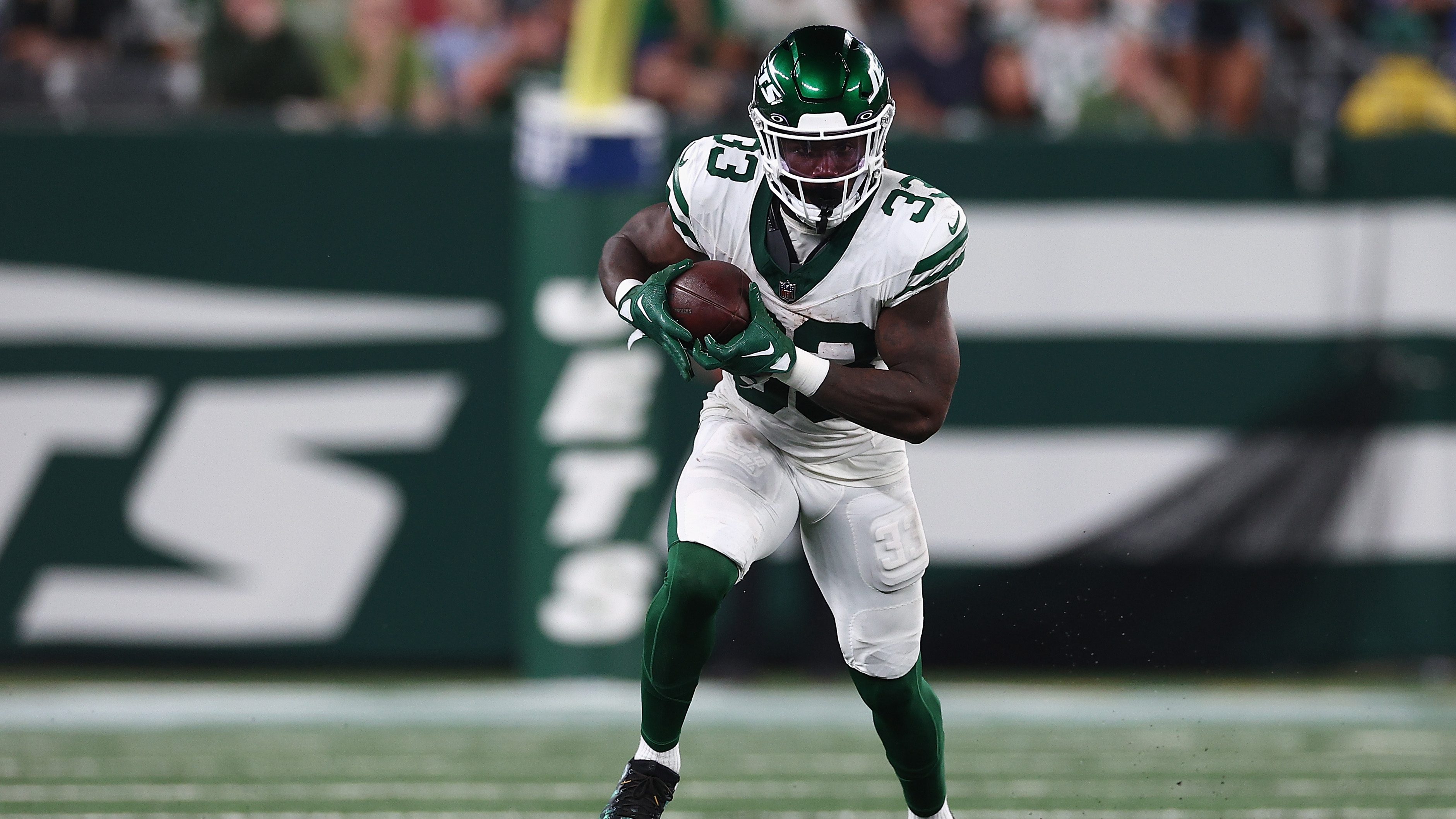 New York Jets linebacker Jamien Sherwood (44) runs against the Chicago Bears  during an NFL football game Sunday, Nov. 27, 2022, in East Rutherford, N.J.  (AP Photo/Adam Hunger Stock Photo - Alamy