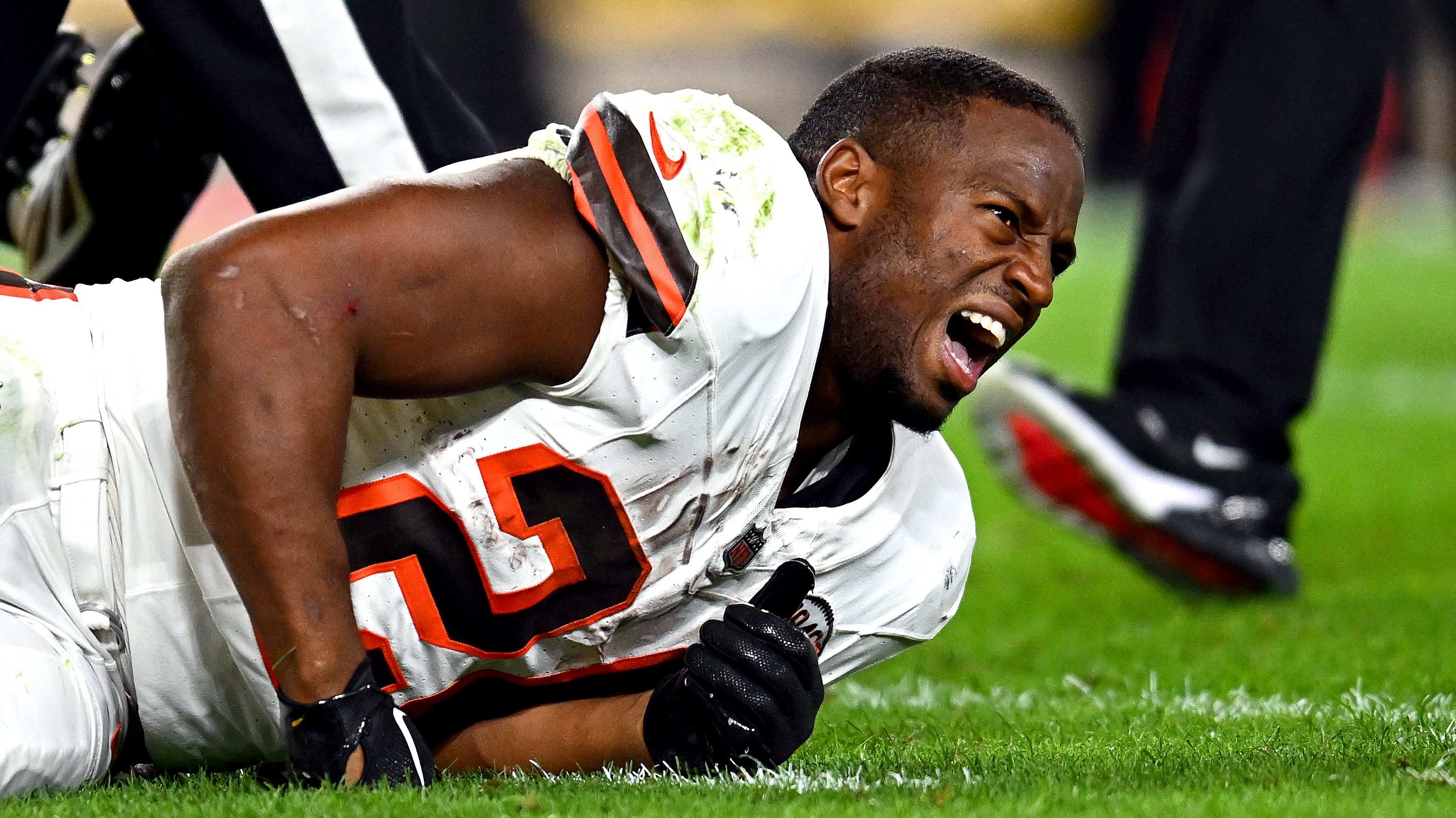 Browns star Nick Chubb to undergo surgery on season-ending knee injury;  Kareem Hunt in for visit