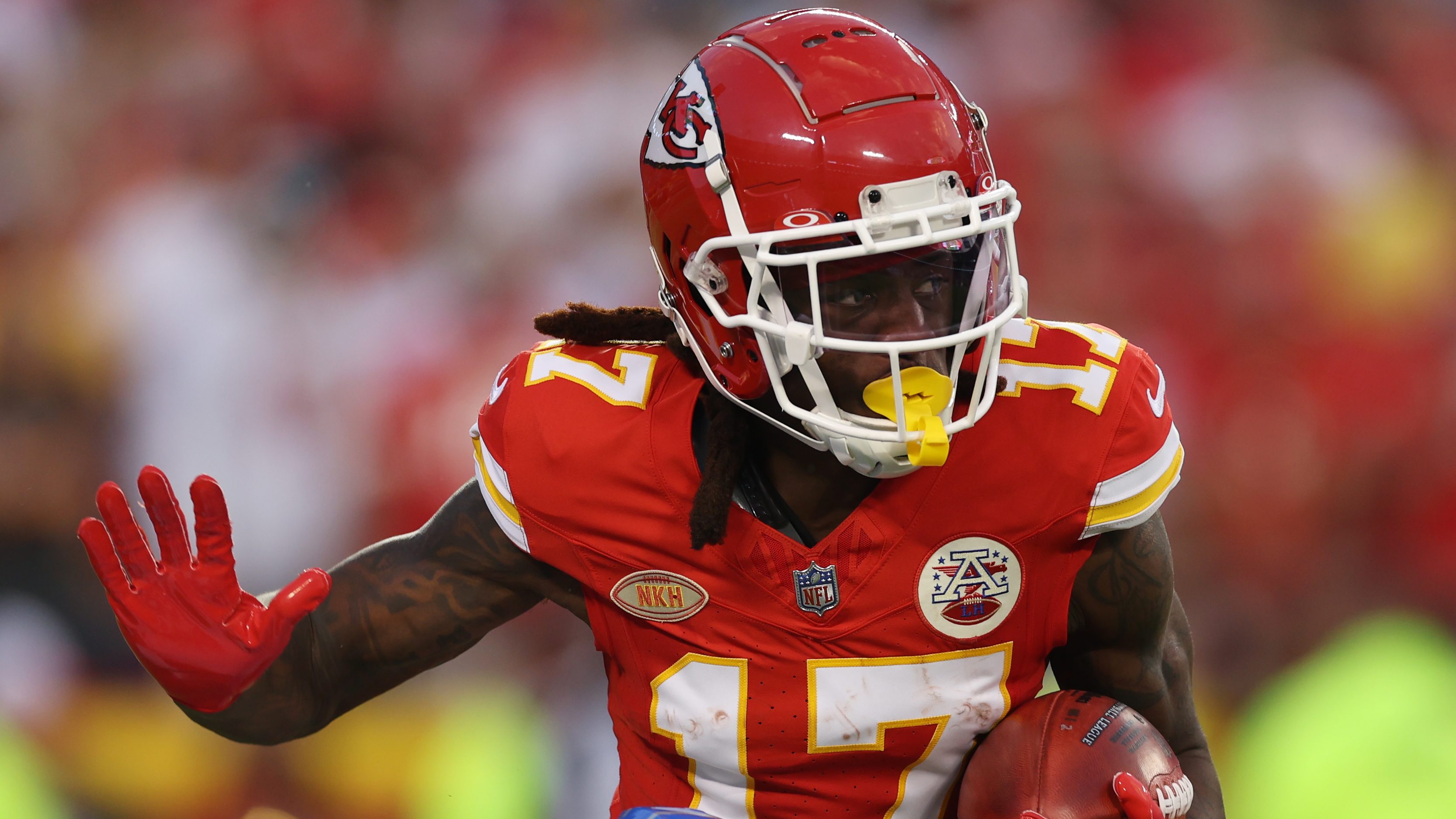 Chiefs' Clyde Edwards-Helaire suffers collarbone injury vs. Steelers