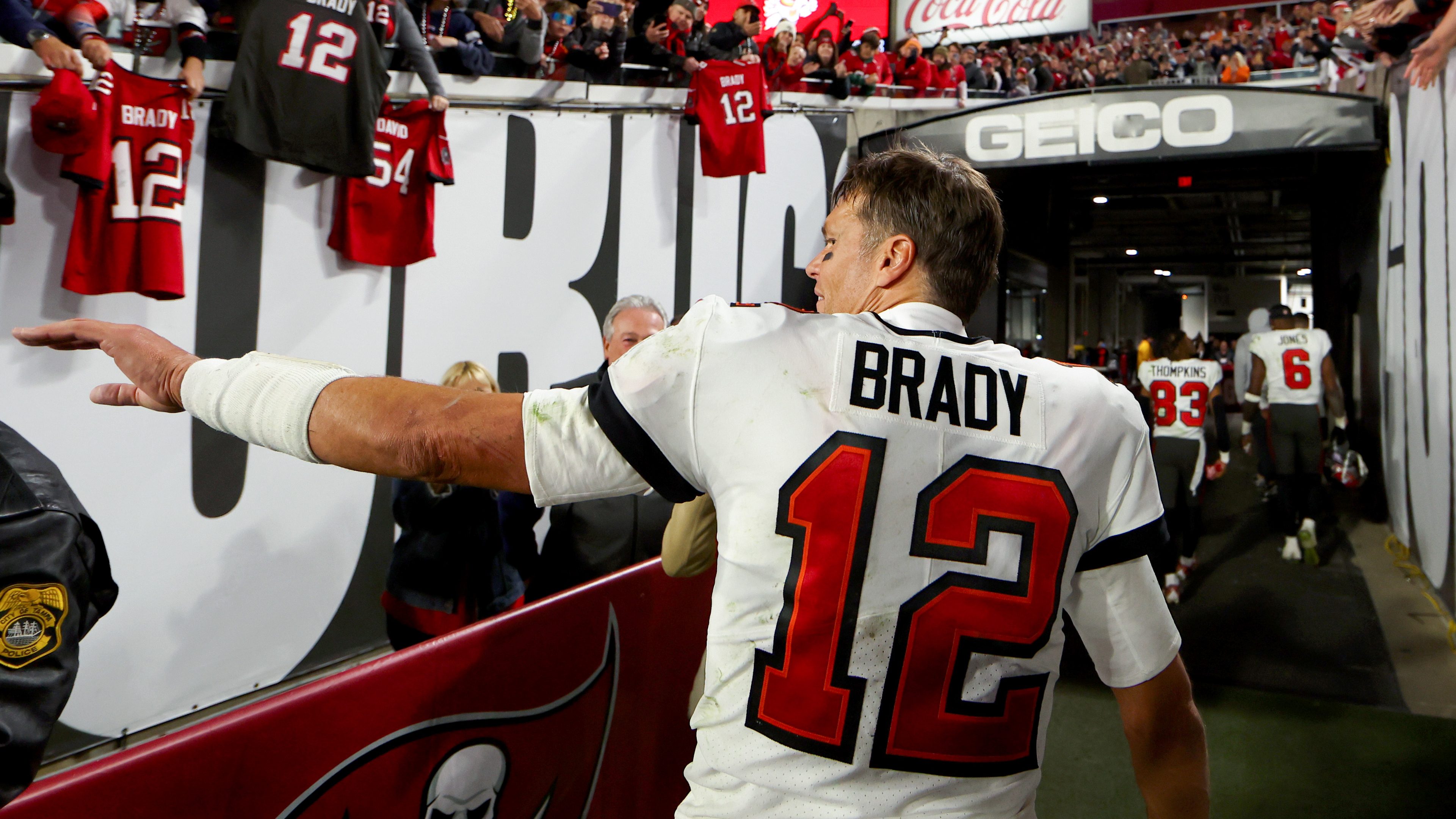 Tom Brady's teammates honored him with a special shirt at