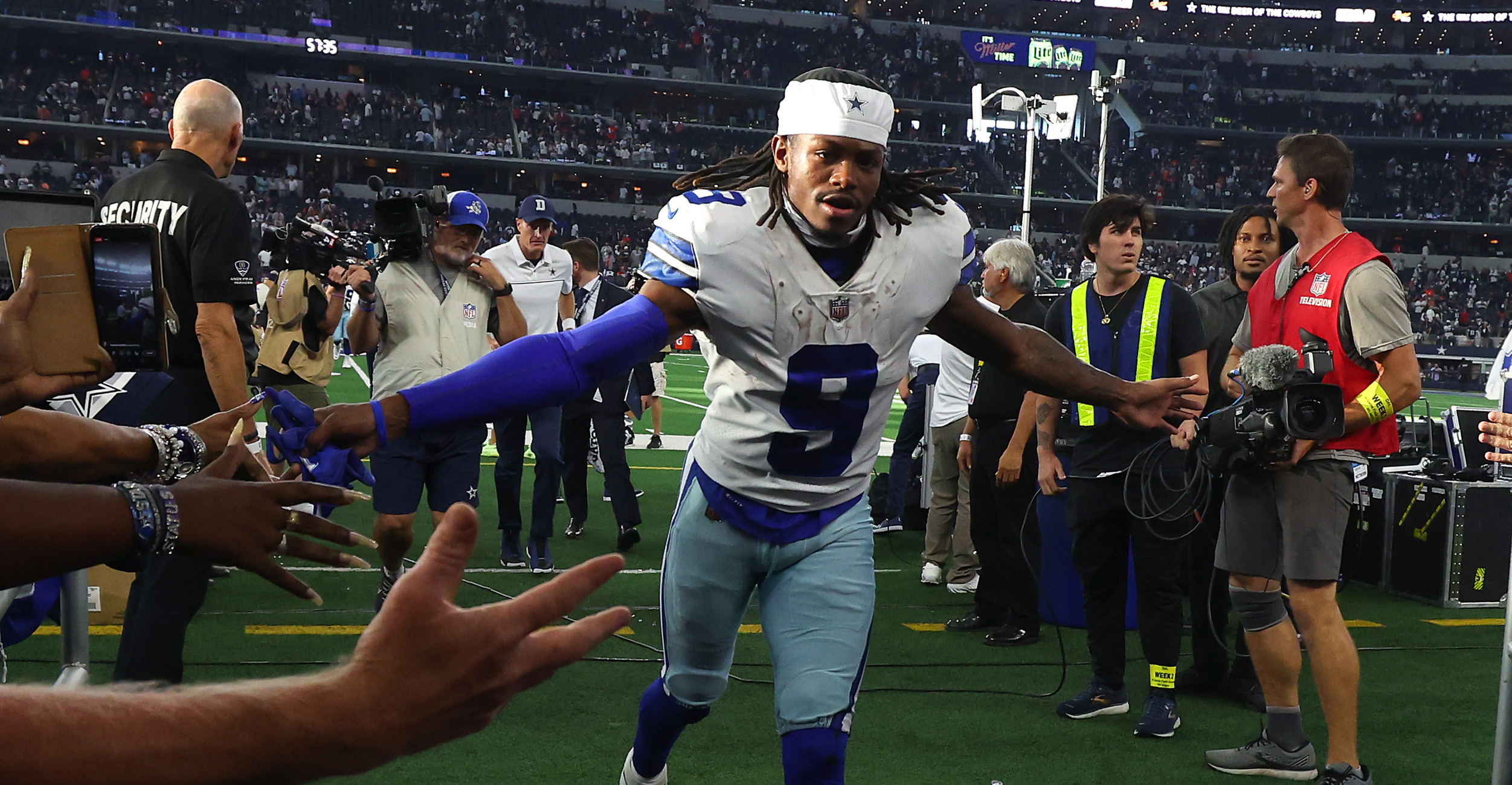 Dallas Cowboys linebacker Devin Harper (50) runs during an NFL preseason  football game against the Los Angeles Chargers Saturday, Aug. 20, 2022, in  Inglewood, Calif. (AP Photo/Kyusung Gong Stock Photo - Alamy