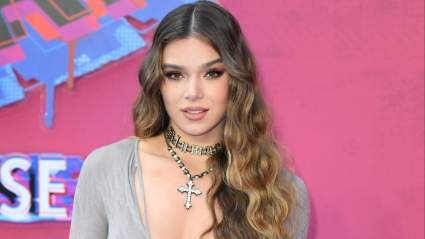 Photo of Hailee Steinfeld With Bills QB Josh Allen’s Mom Goes Viral