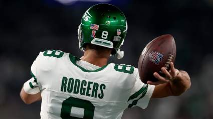 Jets Fans Erupt Over Arrival of Aaron Rodgers Ahead of Chiefs Game