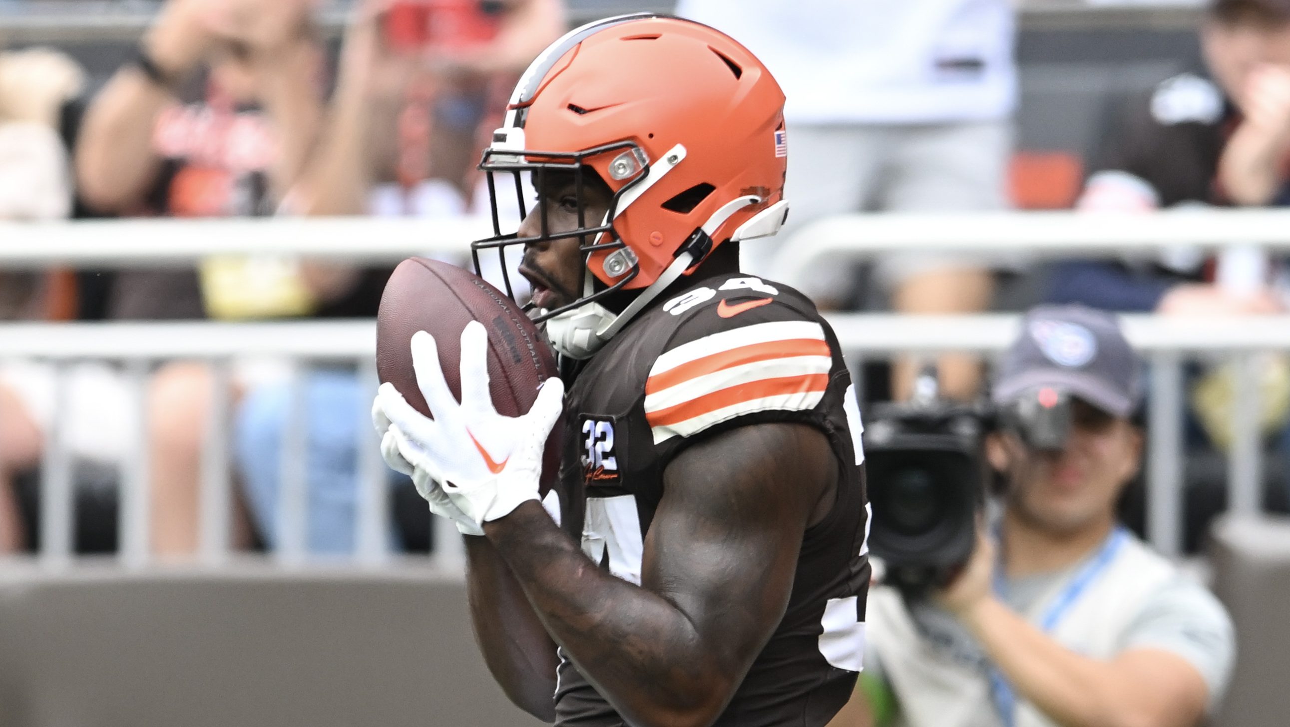 Browns: David Njoku 'having a hard time wearing his helmet' post-burns