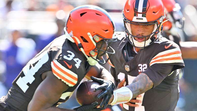 Cleveland Browns running back Jerome Ford (34) runs the ball