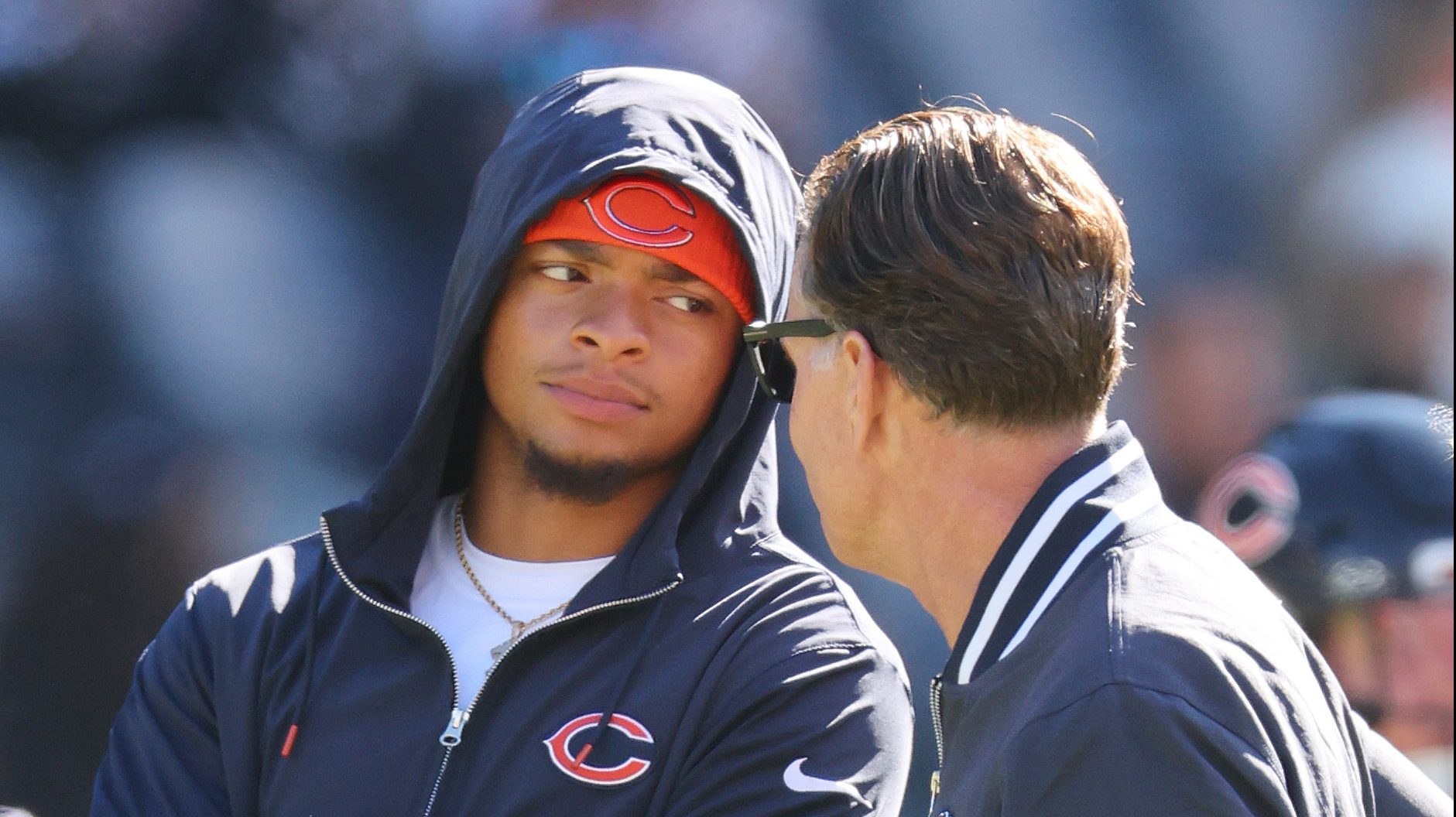 Bears GM Ryan Poles backs Justin Fields, 'encouraged' by progress - ESPN