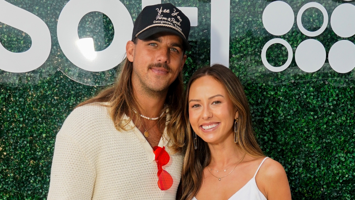 Bachelor In Paradise Stars Noah Erb And Abigail Heringer Celebrate Their Engagement 