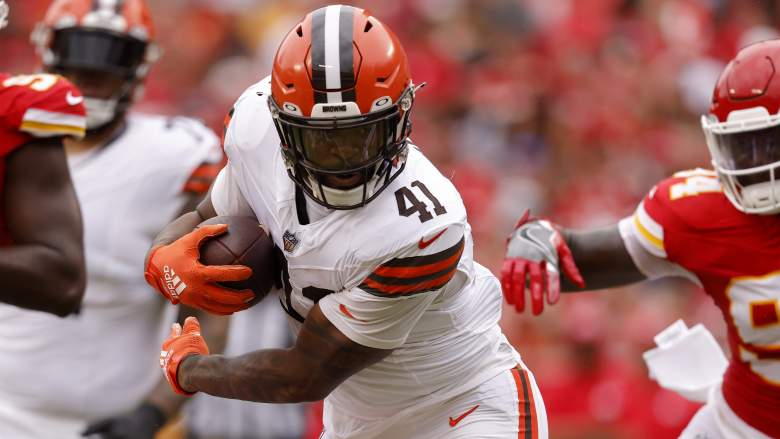 The Cleveland Browns have released running back John Kelly.