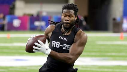 Seahawks Sign Former 12-TD Running Back in Response to Ken Walker’s Injury