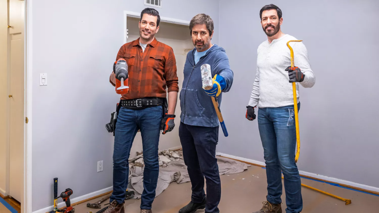 Drew and Jonathan Scott are joined by Ray Romano on 'Celebrity IOU.'